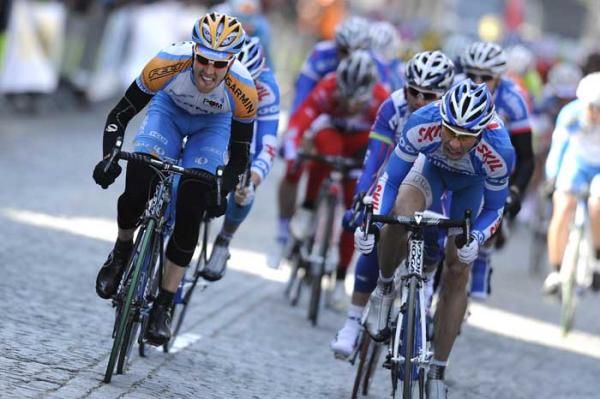 Tyler Farrar (Garmin-Transitions) and Robert Wagner (Skil-Shimano) charge to the line