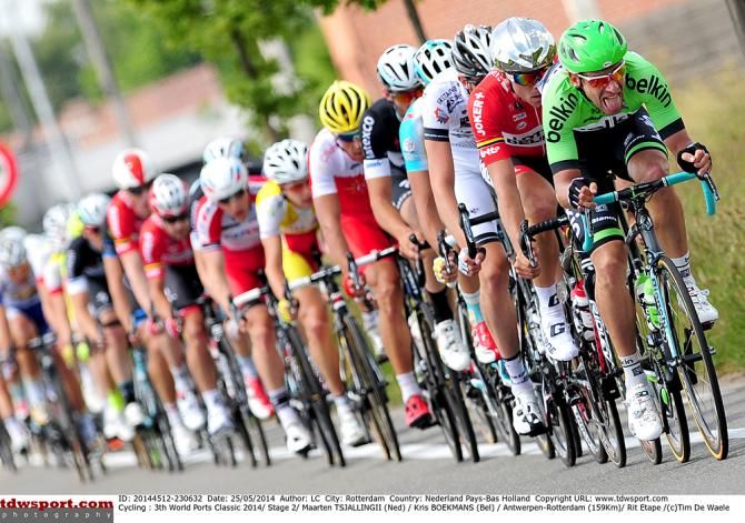 Maarten Tsjallingii (Belkin) leads the peloton in the final kilometers of the race