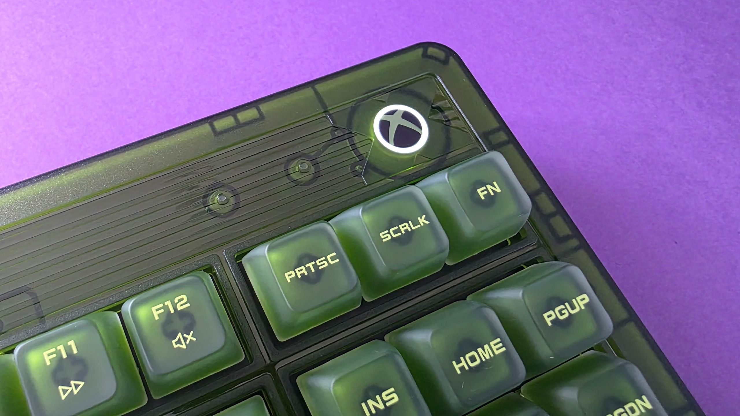 Обзор 8BitDo Retro 87 Mechanical Keyboard Xbox Edition: яркий ретро-стиль и практичность