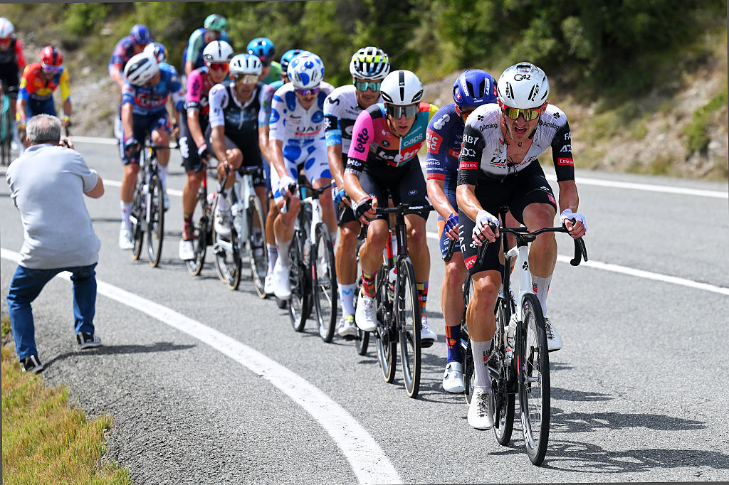 Vuelta a España stage 10 LIVE – Jay Vine part of nine-rider lead group approaching the final climb to Larra Belagua