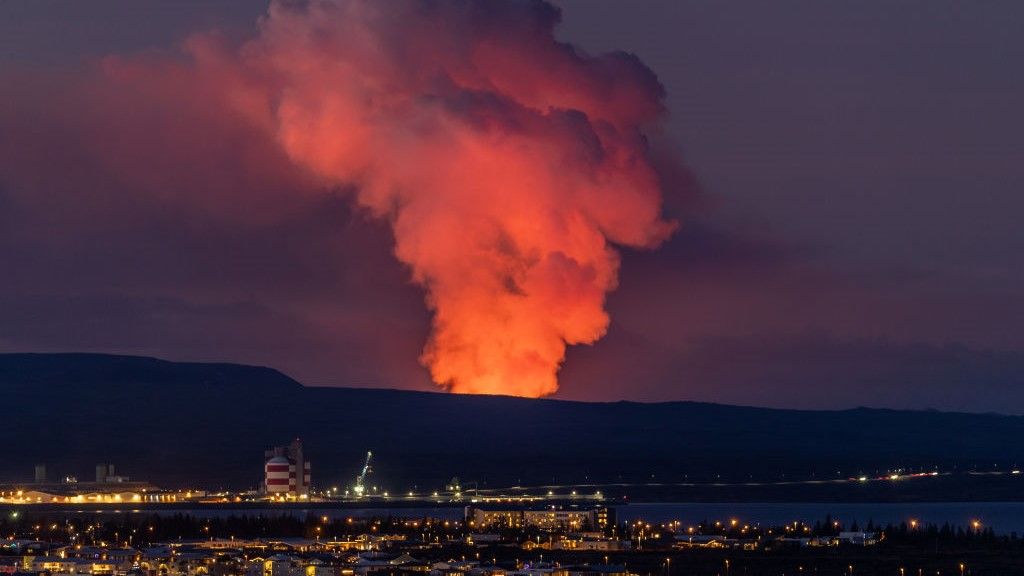 Lava and smoke erupt from a volcano on Iceland&#039;s Reykjanes Peninsula in January 2023.