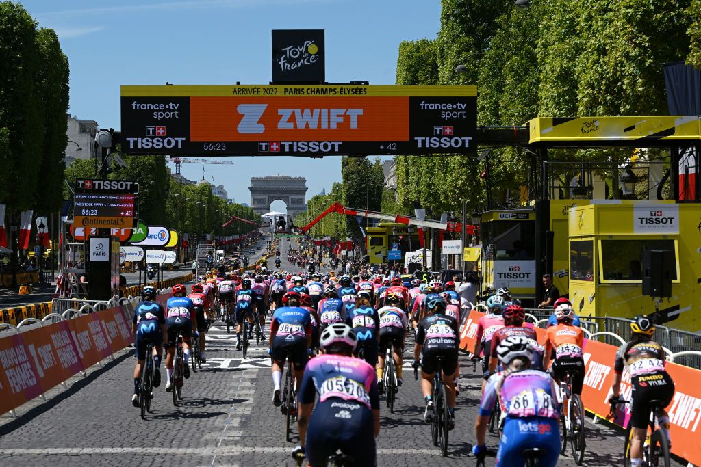 PARIS FRANCE JULY 24 A general view of the Peloton passing through the Champslyses during the 1st Tour de France Femmes 2022 Stage 1 a 817km stage from Paris Tour Eiffel to Paris Champslyses TDFF UCIWWT on July 24 2022 in Paris France Photo by Dario BelingheriGetty Images