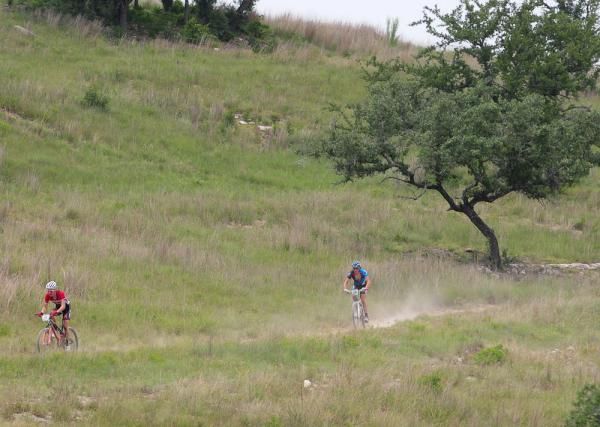 Max Plaxton (Sho-Air/Specialized) is chased by Sam Schultz (Subaru / Gary Fisher)