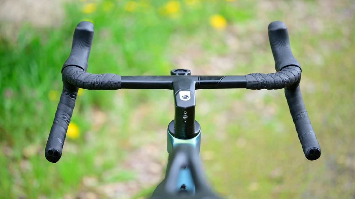 Colnago C68 Gravel integrated wide bars