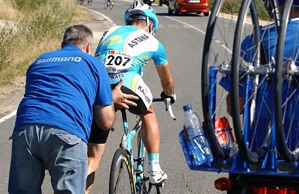 Sergio Paulinho (Astana) punctured, but quickly returned to the leaders