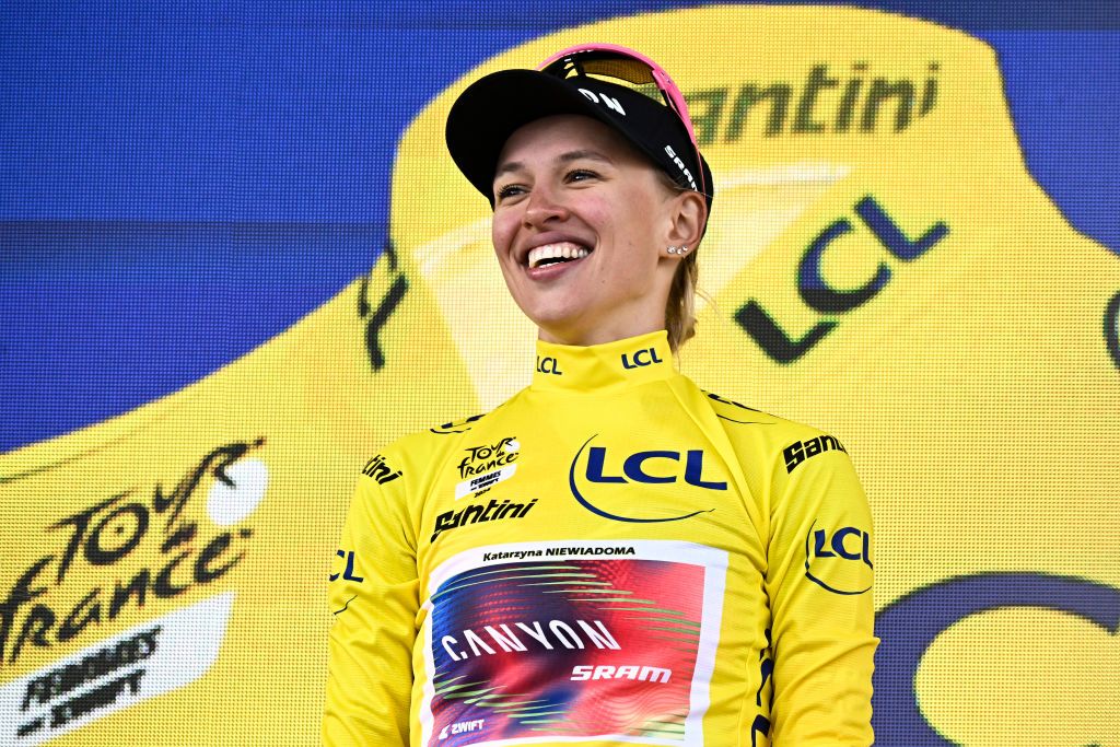 Canyon//SRAM Racing team&#039;s Polish rider Katarzyna Niewiadoma celebrates on the podium wearing the overall leader&#039;s yellow jersey after winning the third edition of the Women&#039;s Tour de France cycling race and competing in the 8th and last stage of the Women&#039;s Tour de France cycling race, a 149.9 km between Le Grand Bornand and the Alpe d&#039;Huez, in L&#039;Alpe d&#039;Huez, south-eastern France, on August 18, 2024. (Photo by JULIEN DE ROSA / AFP)