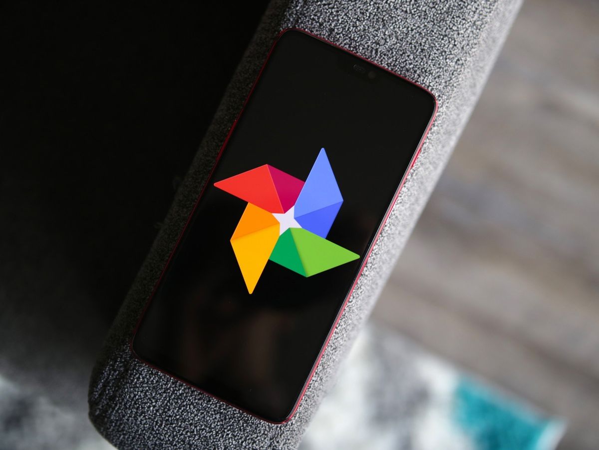 Google Photos logo on a OnePlus 6