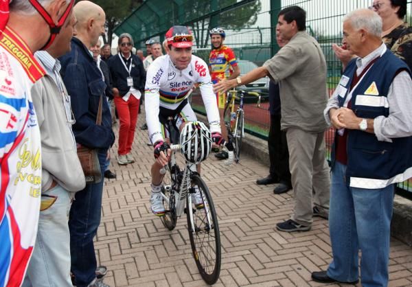 Cadel Evans (Silence-Lotto) a popular attraction at the start.