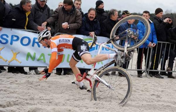 Sean De Bie takes a tumble