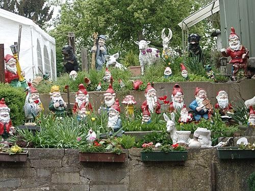 Garden gnomes are dear to the hearts of Cyclingnews staff, and were in abundance at today's start in Perwez.