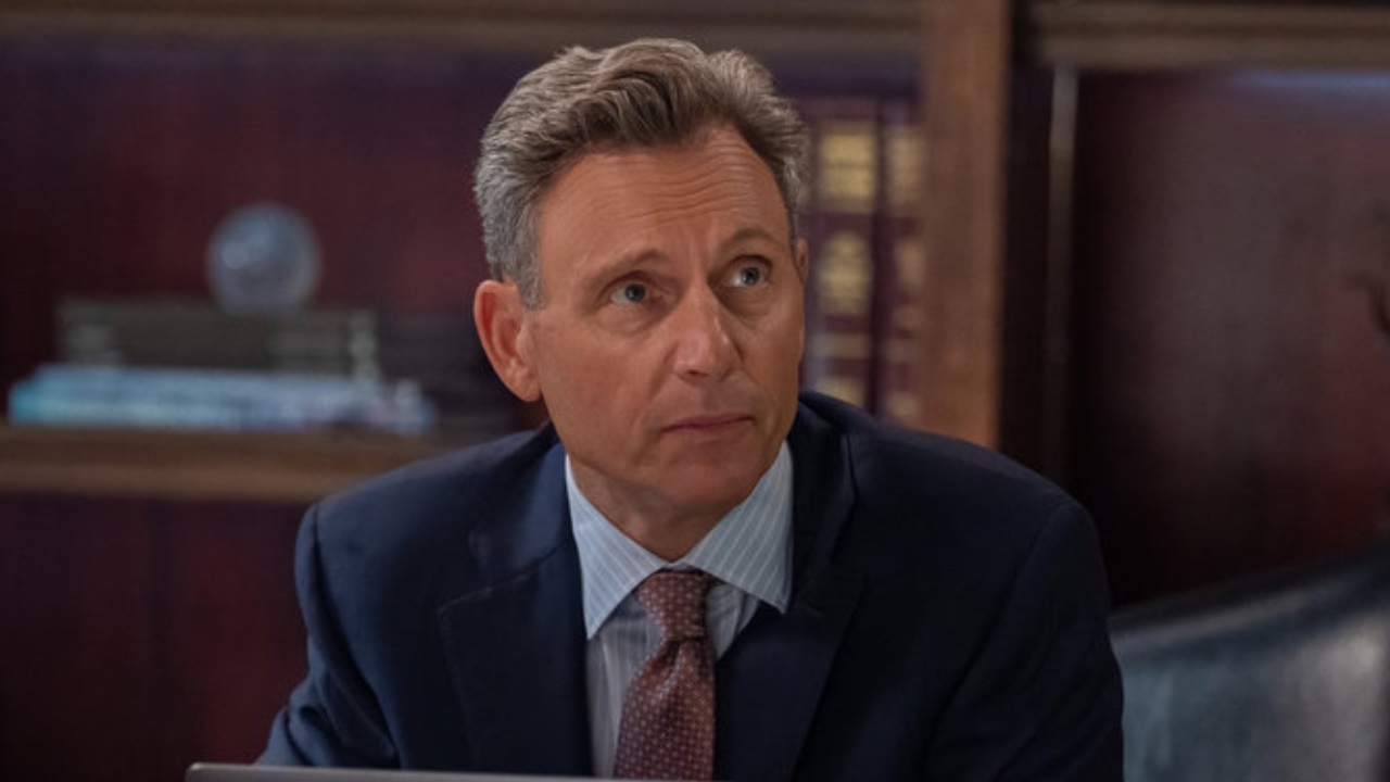 Tony Goldwyn as DA Nick Baxter talking to Price and Maroun in the Season 25 premiere of Law & Order