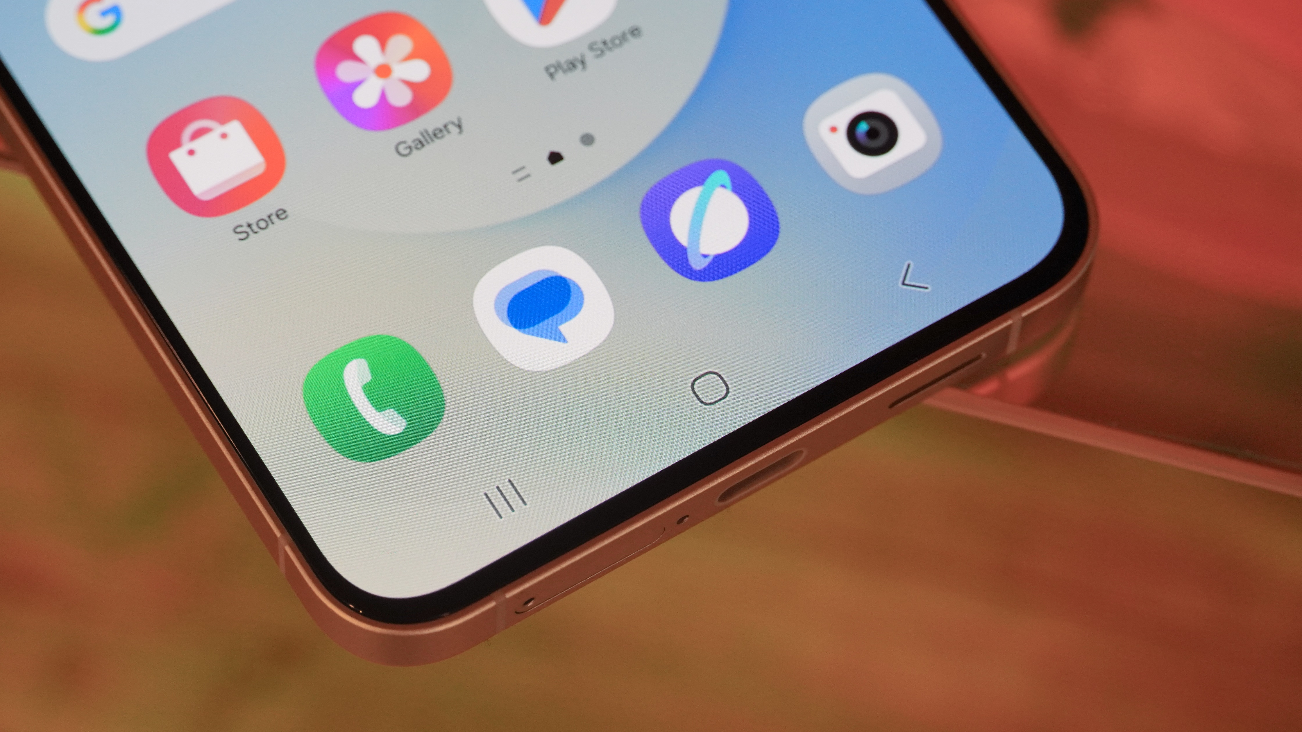 The bezels on the Samsung Galaxy S25 FE that aren&#039;t uniform.