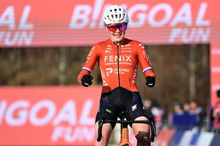 UCI Cyclo-cross World Cup Maasmechelen: Puck Pieterse celebrates season's first World-Cup victory as Lucinda Brand's podium streak comes to an end