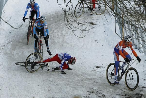 Icy conditions led to plenty of crashes in the junior men's race.