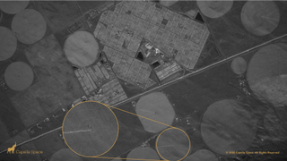 In this image you can see the circular fields of Colorado’s agricultural areas. Different crops reflect different amounts of the radar signal. A ripple-like effect in the bottom right section of the image indicates the presence of small changes in the slope of the ground. A zoomed-in view of a single field even shows the water pipe and drive units of a center pivot irrigation system.