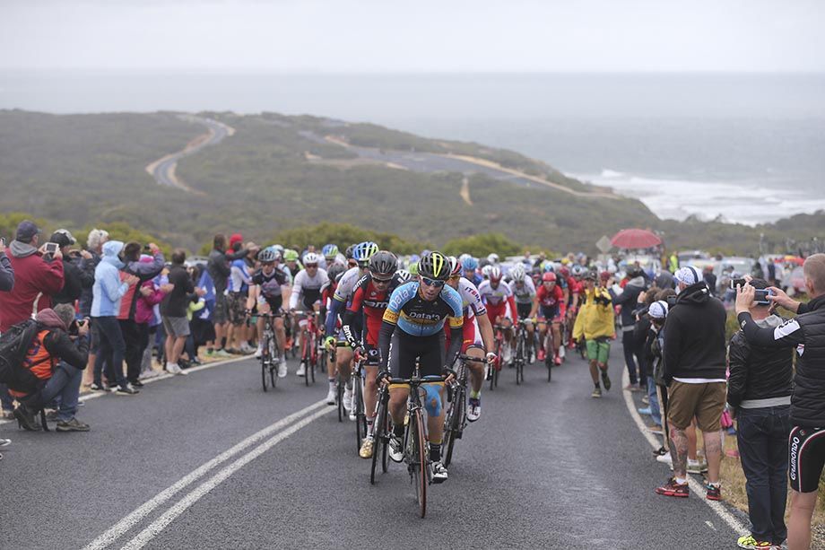 The peloton climb the KOM