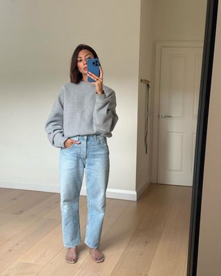 @smythsisters wearing mid-rise jeans and sweatshirt