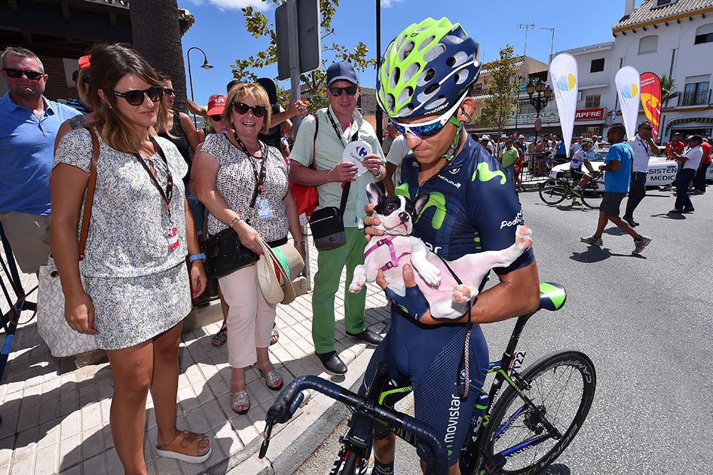 Andrey Amador (Movistar) makes a new friend