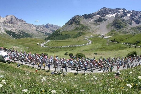 The peloton is leaving the high mountains now