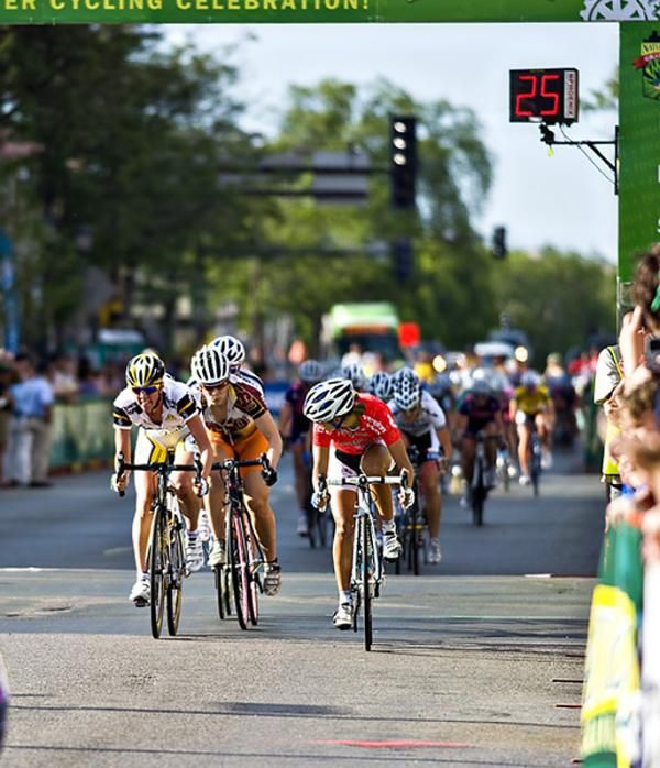 Emilia Fahlin (HTC Columbia) and Carmen Small (Colavita/Baci) lead the field for the first few laps.