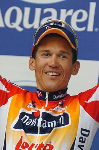 Robbie McEwen (Davitamon-Lotto) smiles on the podium