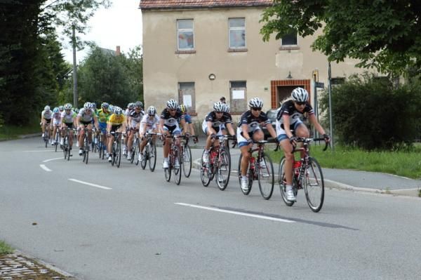 The yellow jersey sits safely in the peloton.