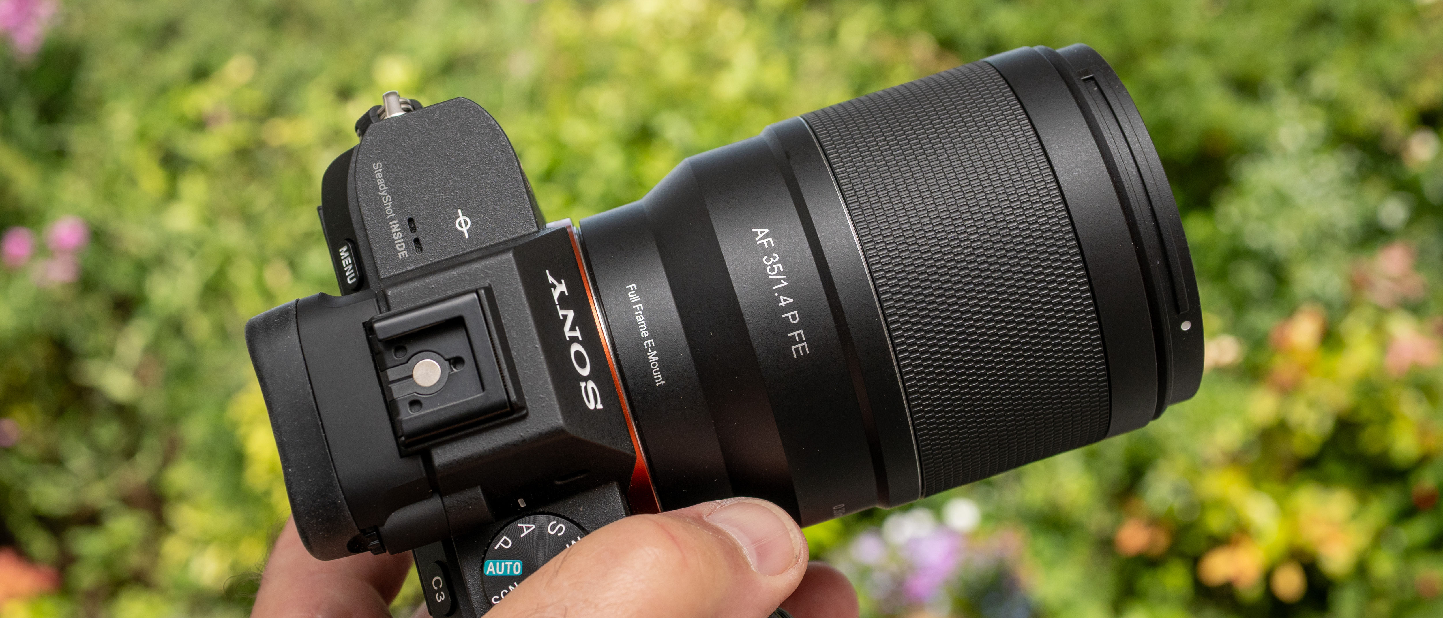 LK Samyang AF 35mm f/1.4 P FE product image held in hand