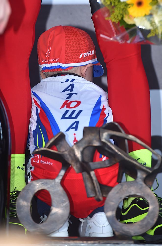 Alexander Kristoff's son Leo hides after a champagne bottle pops