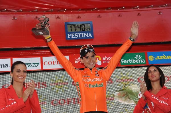 Igor Anton (Euskaltel-Euskadi) accepts the acclaim.