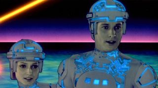 Tron - zwei Menschen mit Helmen vor einer Weltraumkulisse