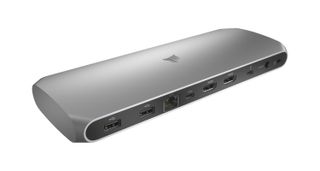 En produktbild på en silvrig Corsair TBT100 Thunderbolt 3 Dock som visas upp mot en vit bakgrund.