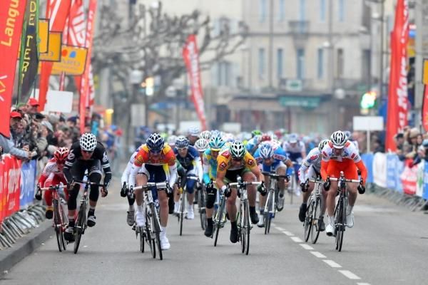 The sprinters of the Etoile de Bess&egrave;ges peloton are metres away from the finish line.