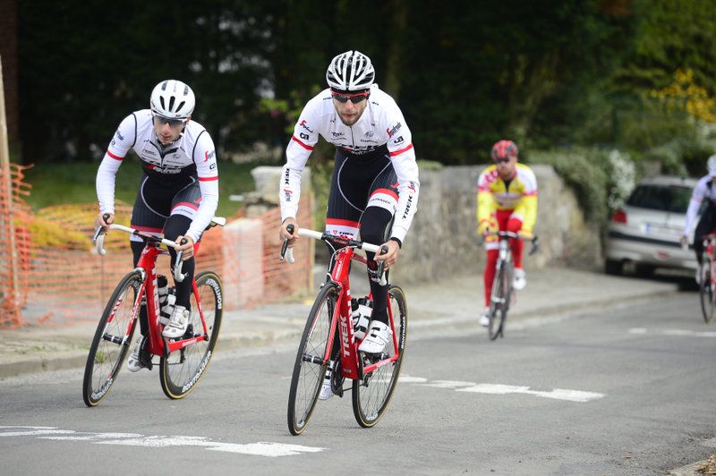 Ryder Hesjedal and Trek-Segafredo teammate Niccol&ograve; Bonifazio