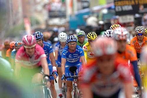 Gilberto Simoni (Lampre-Cafitta) knows he's been watched...