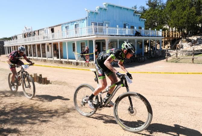 Alex Grant (Sho-Air Cannondale) racing on lap one