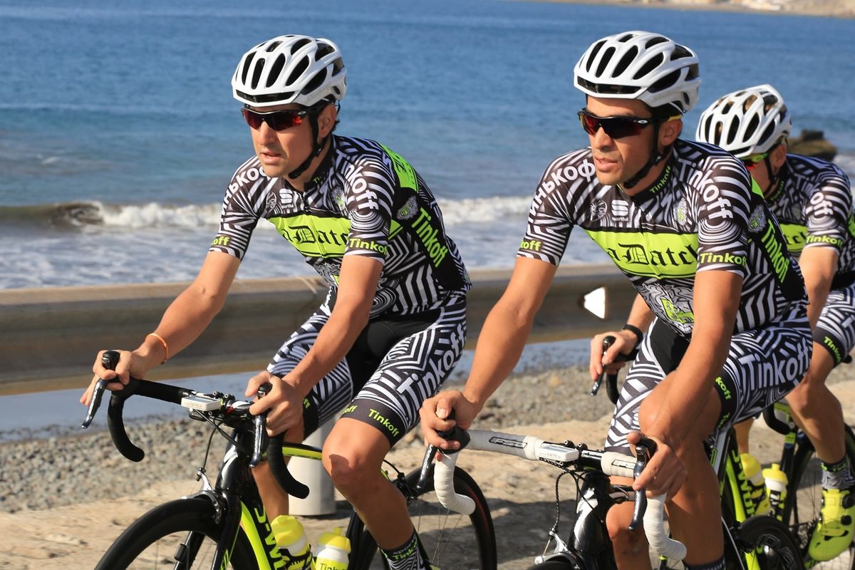 Alberto Contador with his teammates