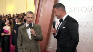 Jesse Palmer talking to Jeremy Strong at 2025 Oscars red carpet