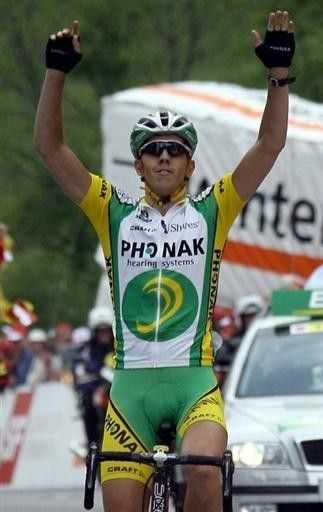 Steve Morabito (Phonak) tries to get 'the wave' happening.