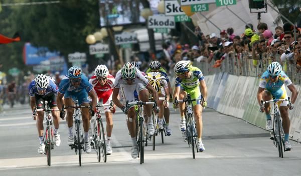 Pozzato and Voeckler go mano-a-mano to the line