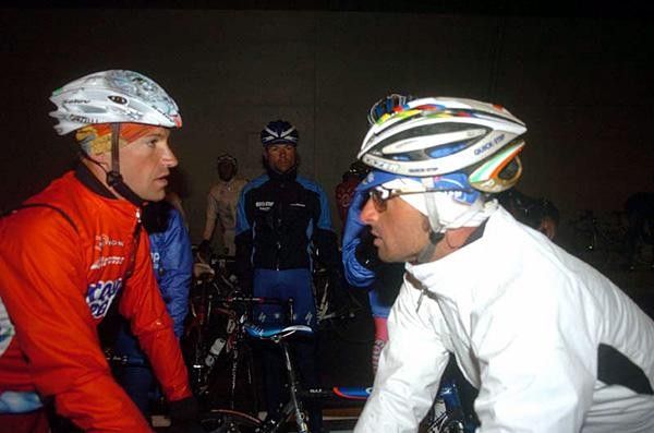 Garzelli and Bettini talk in the tunnel.