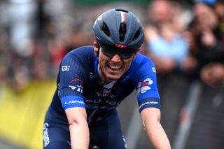 LA LOGE DES GARDES FRANCE MARS 08 David Gaudu de France et Team Groupama FDJ franchissent la ligne d'arrivée lors de la 81e étape Paris Nice 2023 4 une étape de 1647 km de SaintAmandMontrond à la Loge des Gardes 1077 m UCIWT Paris Nice le 08 mars 2023 à la Loge des Gardes France Photo par Alex BroadwayGetty Images