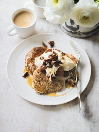 Oat & banana pancakes with caramelised maple pecans_WEEKEND