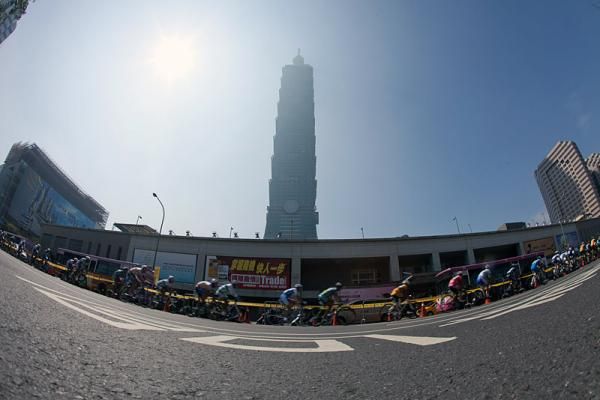 The peloton in action during a criterium in Taipei City.