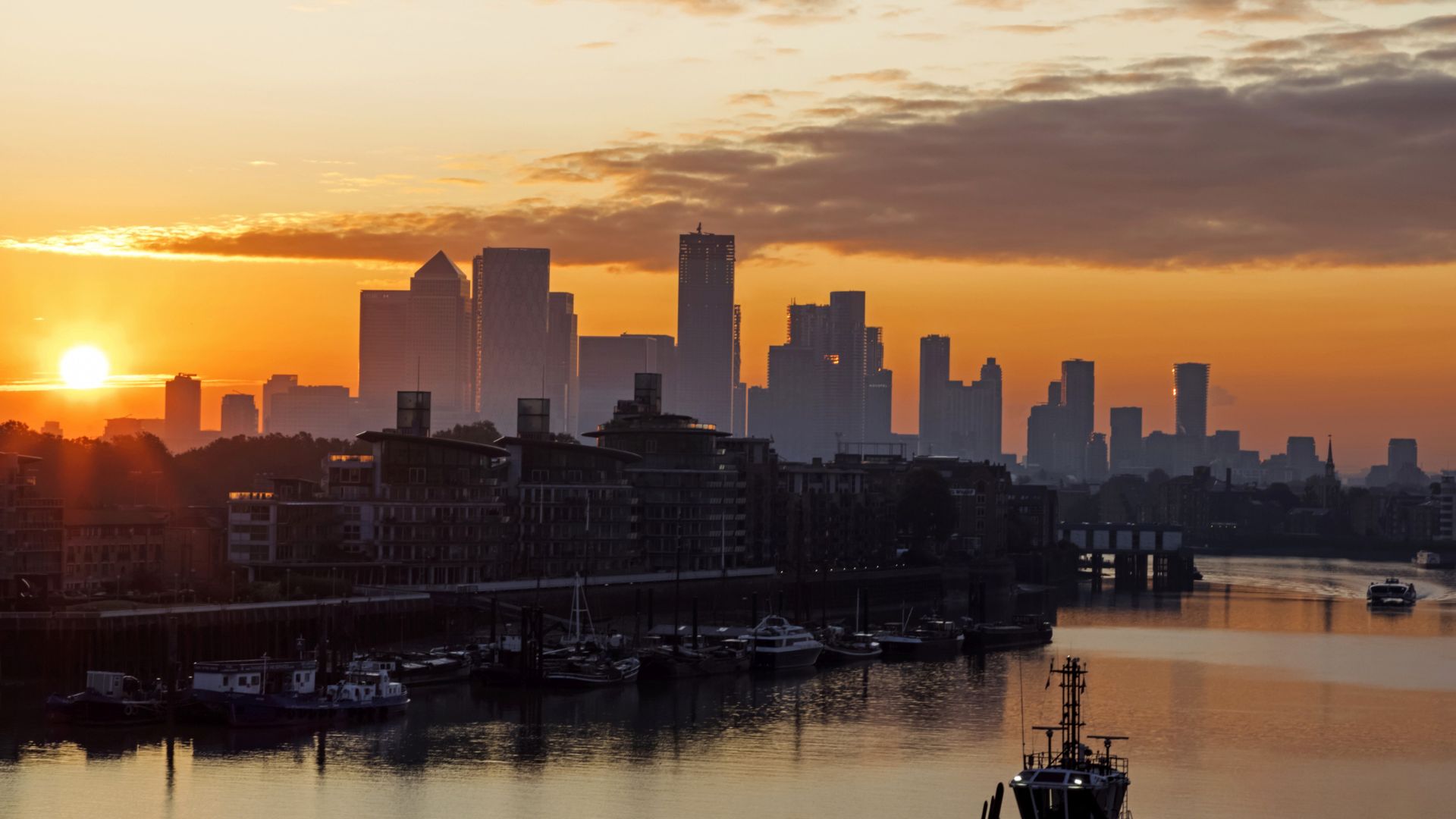 England, London, Docklands, Silouette of Canary Wharf Skyline and River Thames at Sunrise. (Photo by: Dukas/Steve Vidler/Universal Images Group via Getty Images)