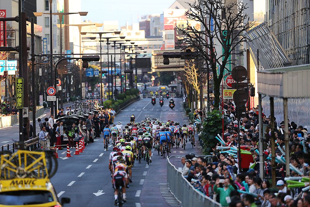 The peloton races through the streets of Utsunomiya