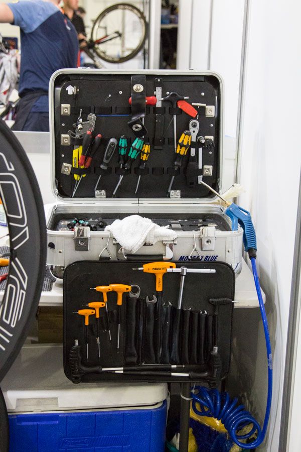 This is the travel tool box of mechanic Rune Kristensen, he's head of the Tinkoff service course. Those orange-handled hex keys are from italian brand 'Beta', and yes, they're expensive