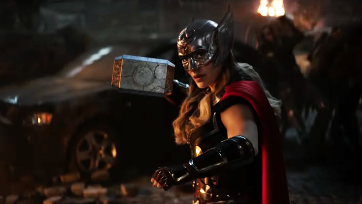 Qual é o negócio com Natalie Portman como Poderoso Thor em Thor: Amor e Trovão?