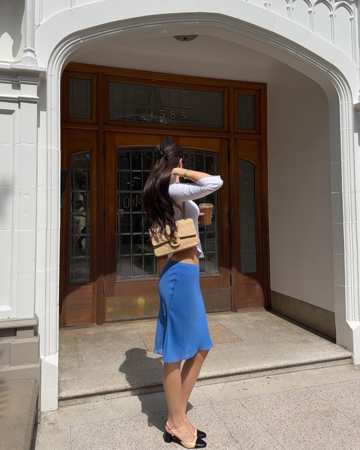 An image of a woman wearing summer knee length skirt outfit 2026