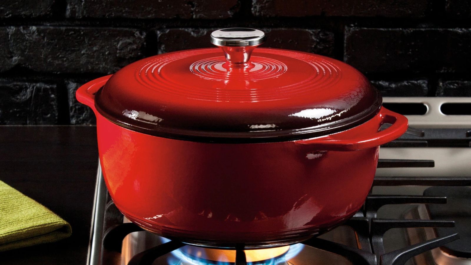 Lodge 6 quart Dutch Oven in red