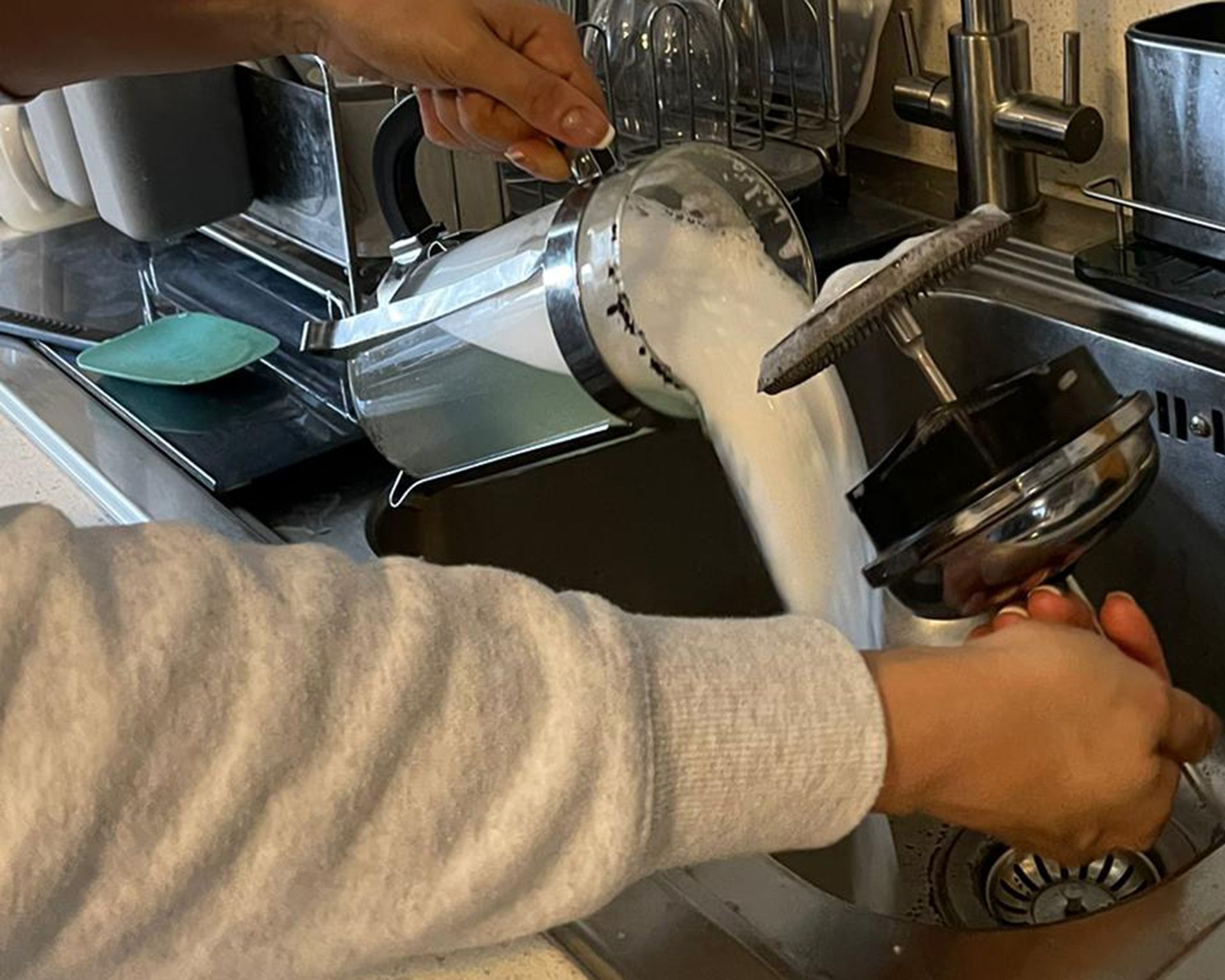 Christina Chrysostomou menuangkan campuran sabun dari French Press